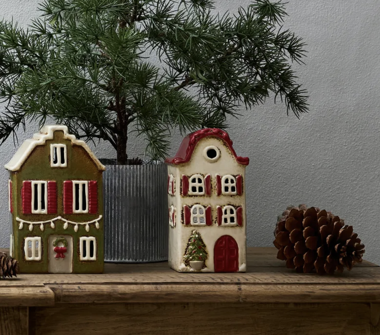 Tealight Villa Christmas Stone w.Red Shutters